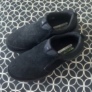 Men’s size 13 black no tie sketcher’s.